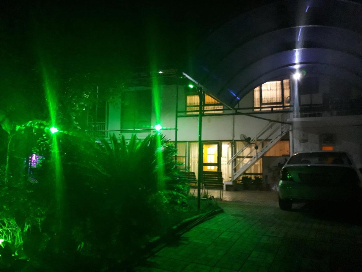 Гостевой Дом У Левы Hotel Gagra Eksteriør billede